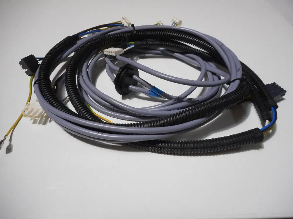 Kabelbaum von Remeha mit mehreren Leitungen und Steckverbindungen, um elektrische Komponenten zu verbinden. Die Kabel sind mit unterschiedlichen Farben isoliert.